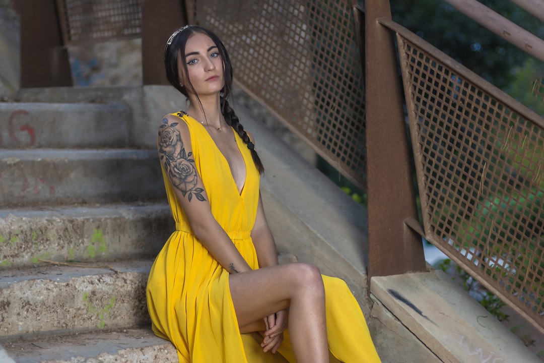 Photo mustard dress